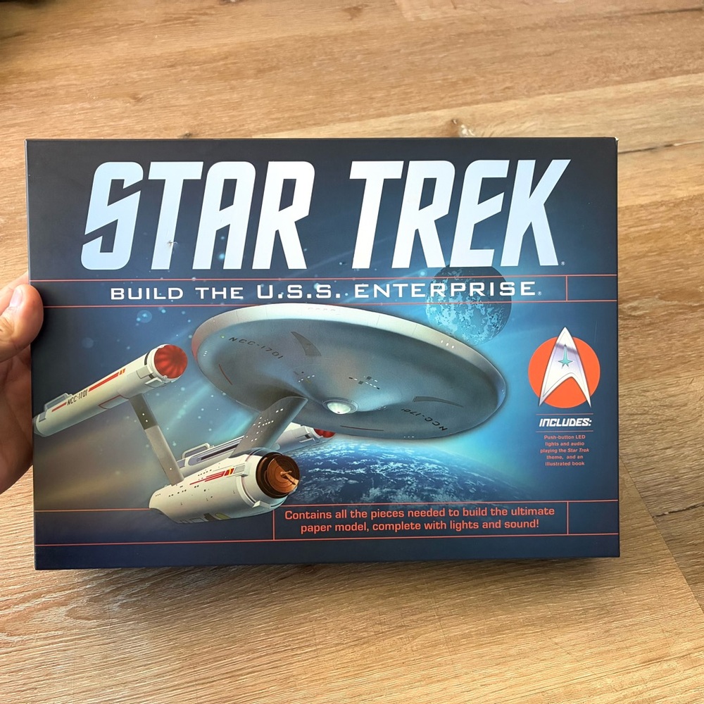 Star Trek U.S.S Enterprise Detailed Build your own Paper Model with Lights!